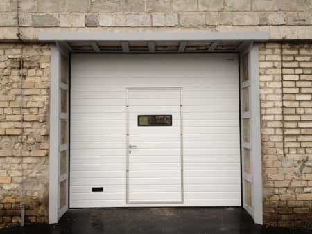 Секционные ворота с калиткой Doorhan RSD02 3000х2300